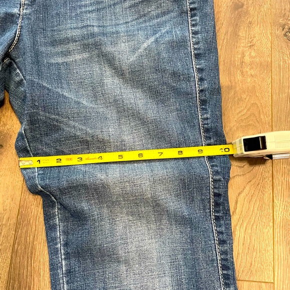 BOOTCUT AURA DENIM JEANS WITH BUTTON BACK POCKETS. SIZE 10. - Picture 8 of 9